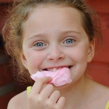 Girl-eating-cotton-candy_4